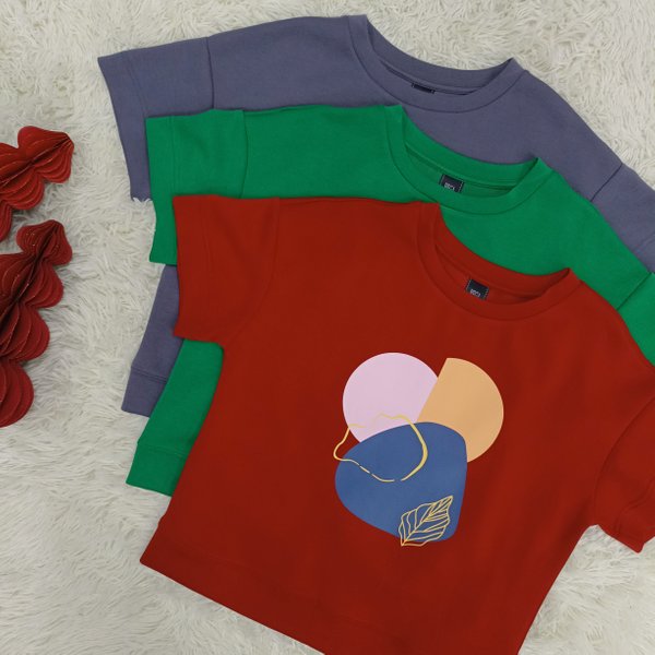 LOLA GRAPHIC SHORT SLEEVE TOP