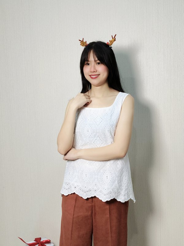 NANA SLEEVELESS EMBROIDERED SQUARE NECK TOP (BV75813)