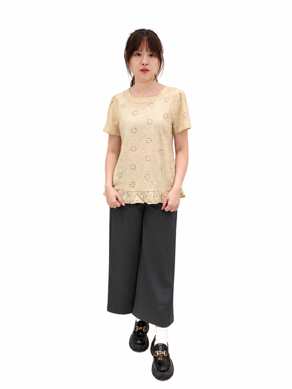DAISY EYELET RUFFLE HEM BLOUSE (N-BS75942)